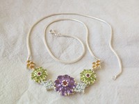 #7728# (S186-D) Silbernes Collier mit farbigen Steinen 