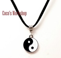 Halskette mit Anhänger YIN YAN YING YANG Emaille Anhänger Kette Schwarz Samt