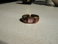 Armbanduhr für Damen mit Metallfederarmband ohne Herstellerbezeichnung 