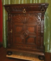 Kommode mit Löwenköpfen  !!!  Nr. 3408