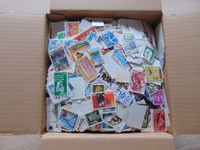 Alle Welt kleiner Karton mit 920 Gramm Briefmarken siehe Bilder