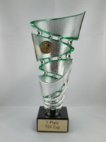 Extravaganter Sportpokal (grün) mit Wunschgravur und Wunschemblem.