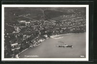 alte AK Friedrichshafen, Dampfer passiert die Stadt, Luftbild 