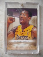 SKYBOX AUTOGRAPHICS 04-05 KOBE BRYANT INSIGNIA PURPLE 12/25 EXTREMELY RARE