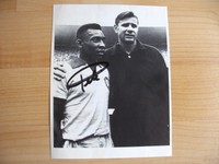 Pelé     handsigniertes  Autogramm auf Bild aus einem Sportmagazin.