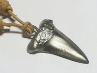 = Haizahn Anhänger 4,2cm mit Lederband / Surferkette Hai