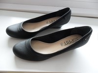 Selten getragene schwarze Pumps mit Keilabsatz von Esprit Gr. 39