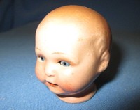 um 1925 gemarkter Puppenkopf mit blauen Glasaugen / 12/0 - Höhe 50 mm 