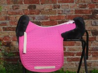 Dressur Satteldecke Lammfellkissen & Rand Mattes Stoff himbeer Fell graphit Gr L