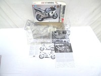 Aus einer Villenauflösung:Tamiya Yamaha YZF-R1 Taira Motorrad in OVP