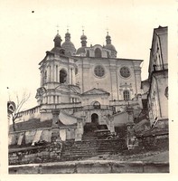 Kübelwagen und Krad an Kathedrale Smolensk Russland Ostfront