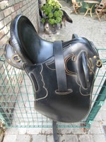 Stocksattel, braun, mit aufwändigen Ziernähten u. Ziernieten, Wanderreitsattel