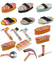 Kunterbunte Bürsten, Striegel und andere Pferde Pflegeprodukte - HORIZONT