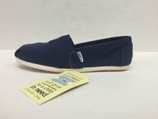 Toms Womens Classic Canvas slip on shoes in Navy Brand New With Box Size 8