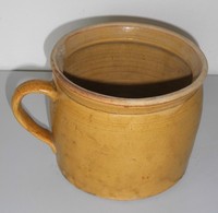 alter Tontopf mit Henkel