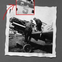 Orig. Top Foto Flugzeug Me 109 des JG 27 + Abzeichen Maling Axthelm + Frankreich