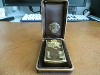 Ein wunderschönes Piezo-Gas-Feuerzeug aus dem B & L ( Brother Lite) Boutique