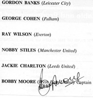 Handsigniertes Autogramm von Bobby Moore