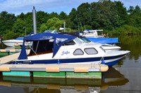 Motorboot-Kajütboot mit Trailer