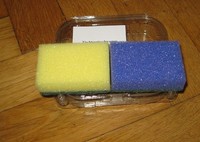 2 Reinigungsschwämme befreien Beläge vom Staub, Schweiss u. fetthaltigem Schmutz