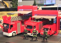 FEUERWEHR LKW 7er SET mit FIGUREN + Gebäude für Carrera TOP DEKORATION    15085A