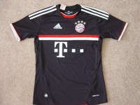 FC Bayern München CL Trikot Gr. 164 Robben + FCB Schal * NEU