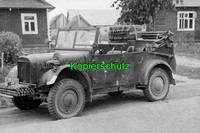 Kübelwagen der Luftwaffe mit Staffelabzeichen - R03254