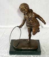 G51: Jugendstil Bronze, Reifen treibendes Kind, signiert Chiparus